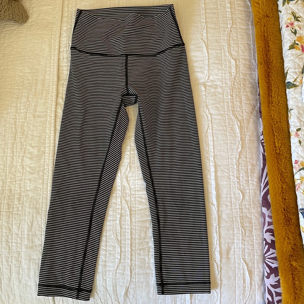 Lululemon 21” black and white stripe leggings size 6
